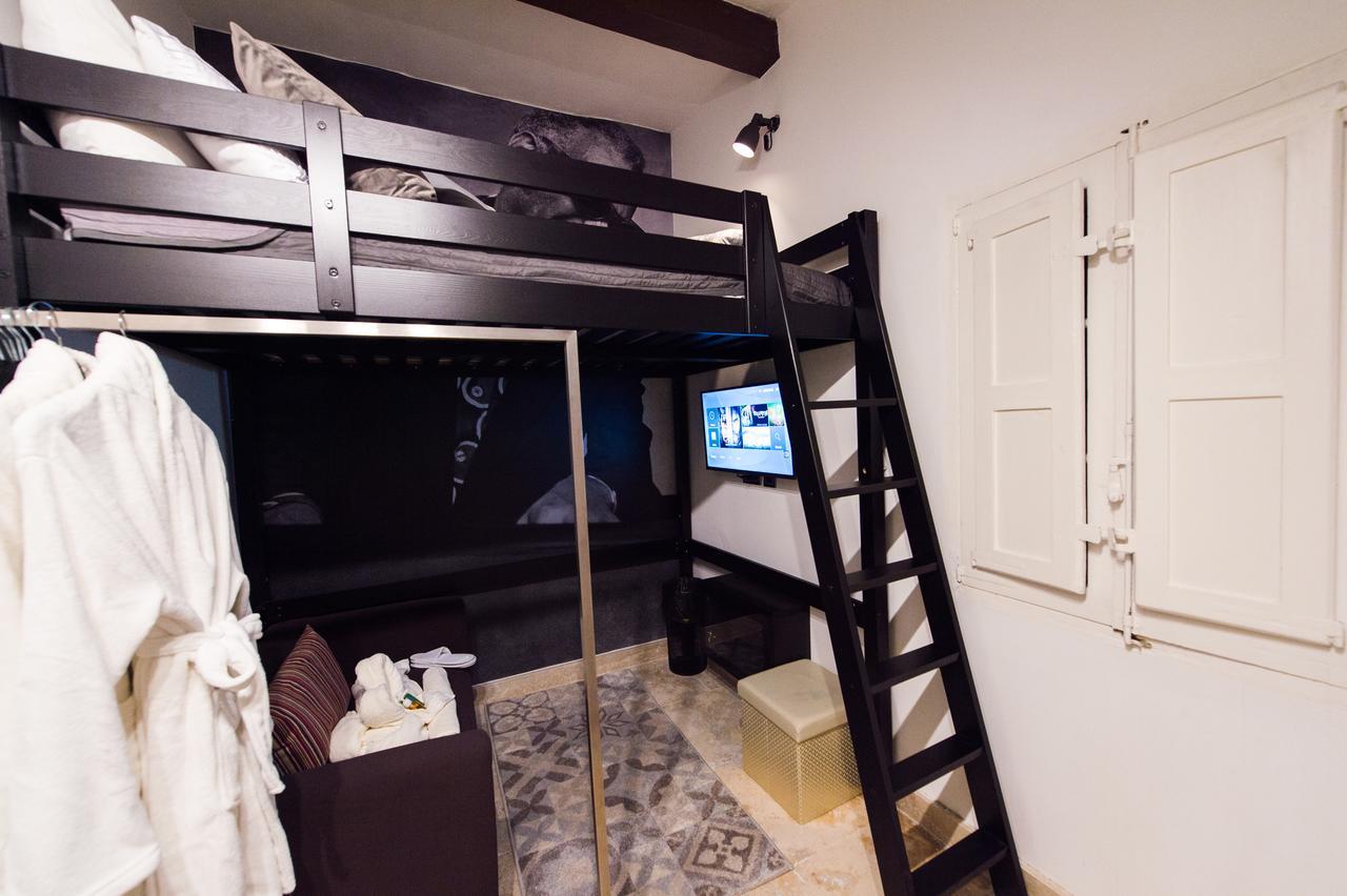 Backstage Boutique Music Themed Townhouse *